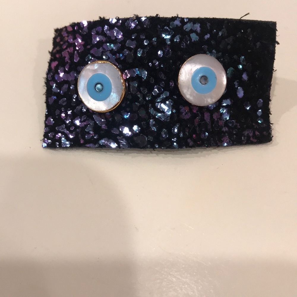 Round stud earrings